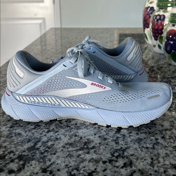 Brooks Adrenaline GTS 22 Women's Running Shoes — Pale Blue with Gray Accents - Picture 5 of 8